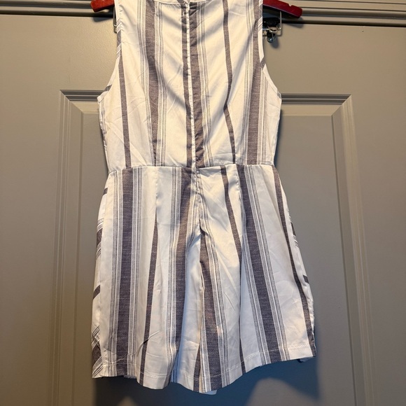 NWT ROMPER - Picture 4 of 6